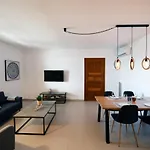 Amazing 2 Bedroom Overlooking The Marina Of Lägenhet *