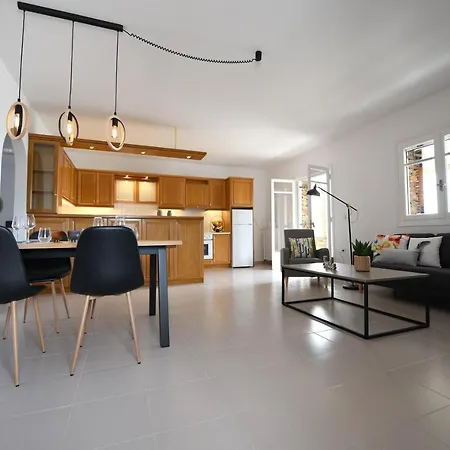 Amazing 2 Bedroom Overlooking The Marina Of *