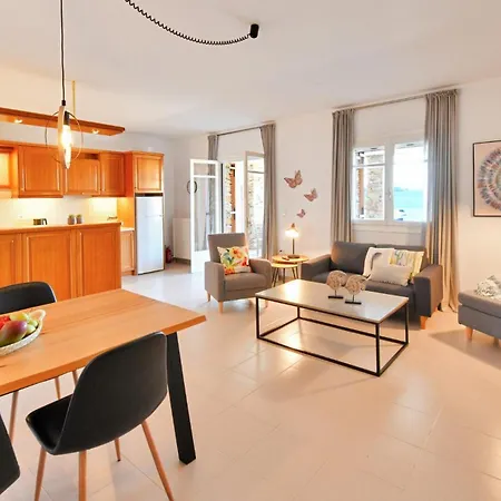 Amazing 2 Bedroom Overlooking The Marina Of Vourkari